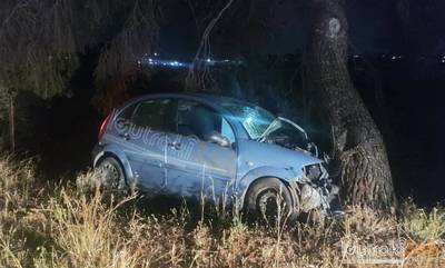 Λουτράκι: «Καρφώθηκε» με το αυτοκίνητό του σε δέντρο (photos)