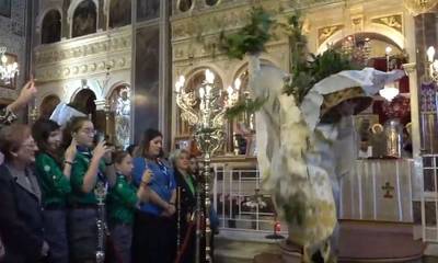 Πρώτη Ανάσταση στη Χίο: Viral ξανά ο «ιπτάμενος ιερέας» (video)