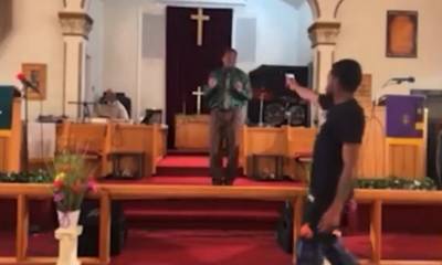 ΗΠΑ: Ένοπλος επιχείρησε να εκτελέσει πάστορα την ώρα που έκανε κήρυγμα (video)