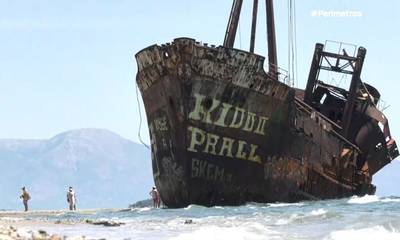 Λακωνία: Το «κόκκινο ναυάγιο» που έγινε πολυφωτογραφημένο αξιοθέατο (video)