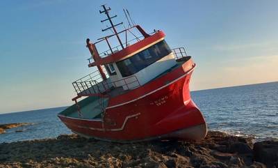 Μεσσηνία: Πλοίο λαθροδιακινητών ξεβράστηκε στην παραλία Μπάρλα (photos)