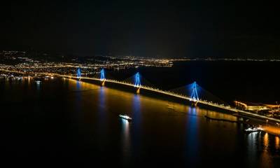 Εντυπωσιακή φωταγώγηση της Γέφυρας Ρίου – Αντιρρίου για την ημέρα της Ευρώπης (video)