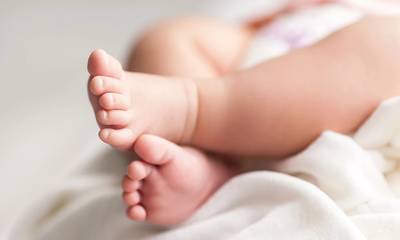 Φρίκη στη Βραυρώνα - Πέταξε το νεογέννητο βρέφος του στα σκουπίδια - Συνελήφθησαν και οι δυο γονείς