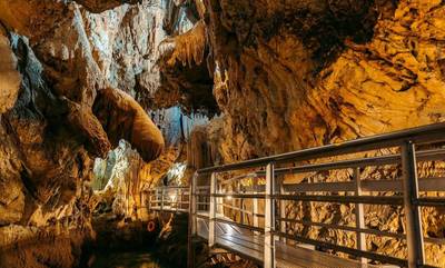Γνωρίστε το Σπήλαιο των Λιμνών, το εντυπωσιακό δημιούργημα της φύσης στα Καλάβρυτα