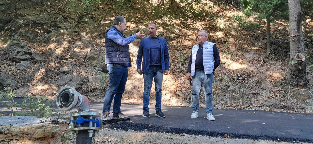 https://cdn.np-media.gr/media/news/2026/10/16/132749/photos/snapshot/sparti-trypi-asfaltostrosi-dromou-deyas-1.jpg