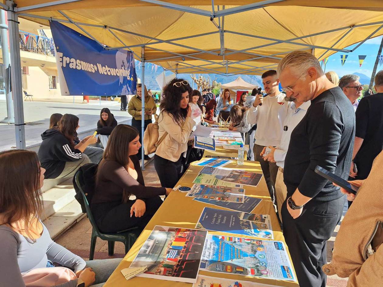 https://cdn.np-media.gr/media/news/2026/10/18/132794/photos/snapshot/erasmusdays-2026-korinthos-dimitris-ptochos-1.jpg