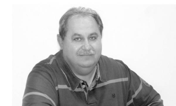 Η κουρτίνα έπεσε. Εμείς γιατί προσκυνάμε τα σκουπίδια;