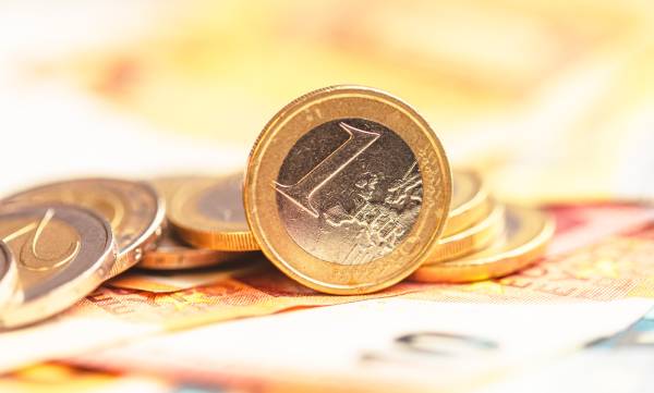 Νέο φορολογικό νομοσχέδιο: Πώς θα λειτουργεί ο επενδυτικός «κουμπαράς» – Τι αλλάζει στα φιλοδωρήματα