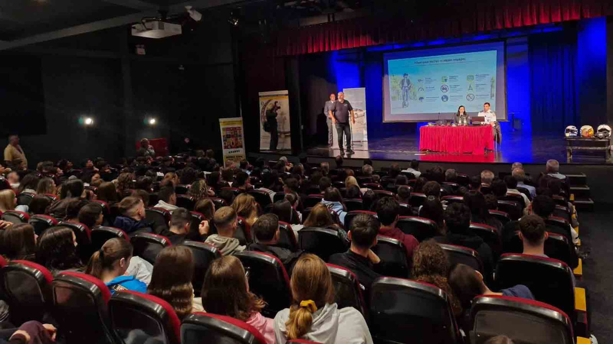 https://cdn.np-media.gr/media/news/2026/10/20/132854/photos/snapshot/kiato-dihmerida-odiki-asfaleia-680-mathites-2.jpg