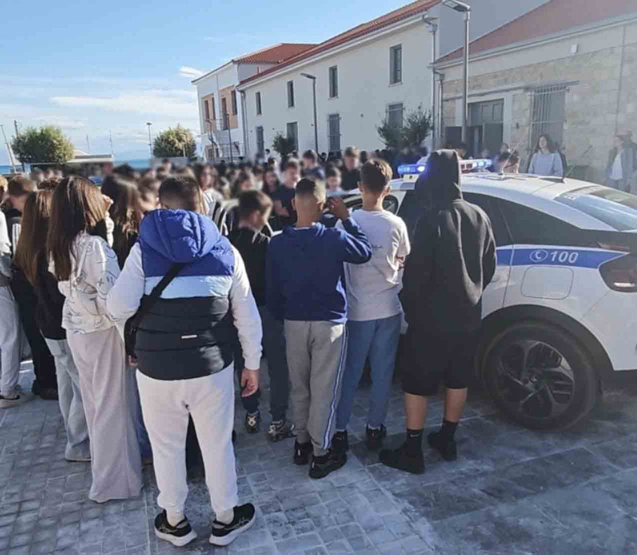 https://cdn.np-media.gr/media/news/2026/10/20/132854/photos/snapshot/kiato-dihmerida-odiki-asfaleia-680-mathites-7.jpg