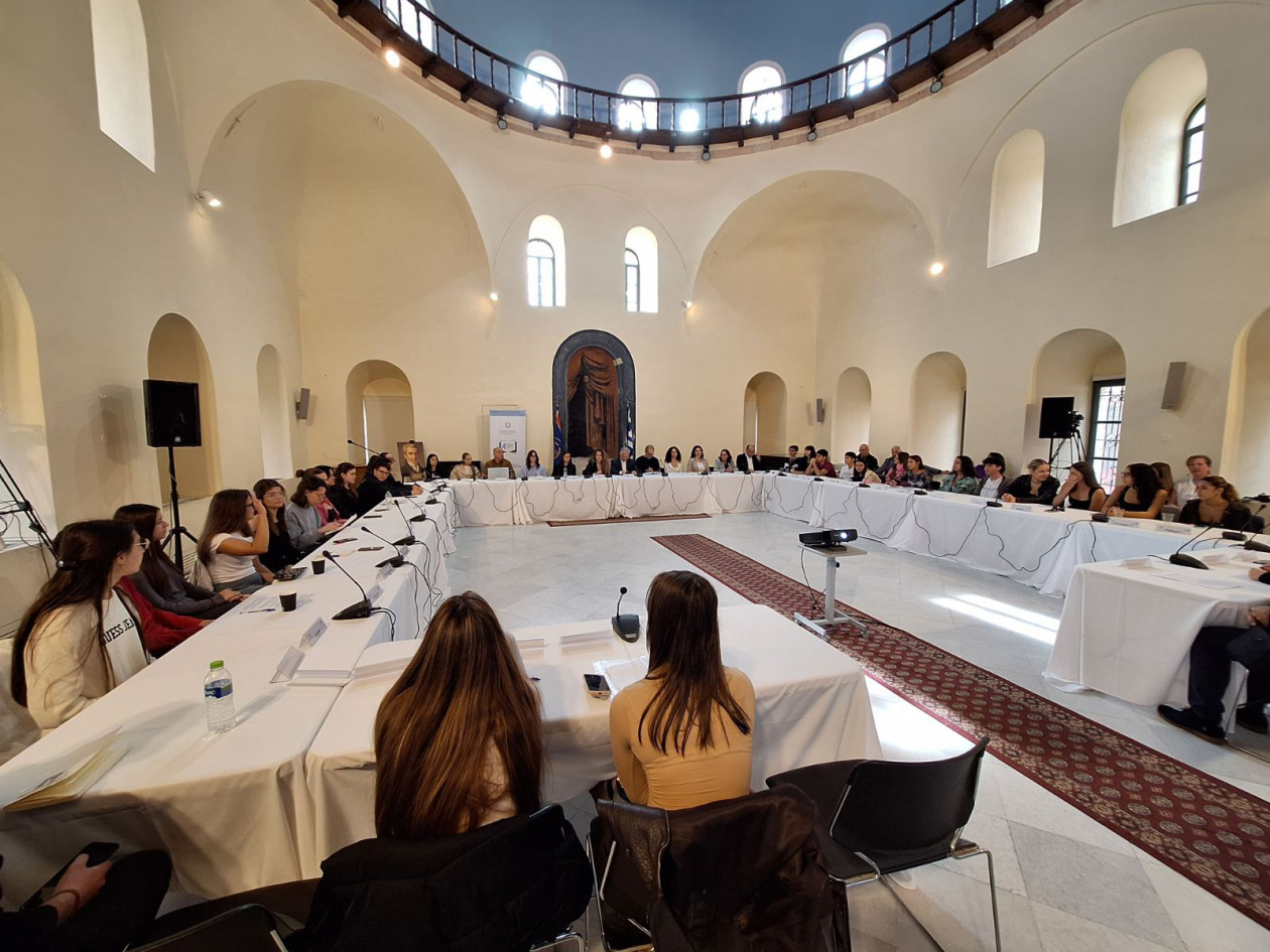 https://cdn.np-media.gr/media/news/2026/10/24/132950/photos/snapshot/perifereiako-simvoulio-neon-10-2026-1.jpg