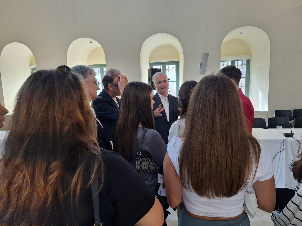 https://cdn.np-media.gr/media/news/2026/10/24/132950/photos/snapshot/perifereiako-simvoulio-neon-10-2026-24.jpg