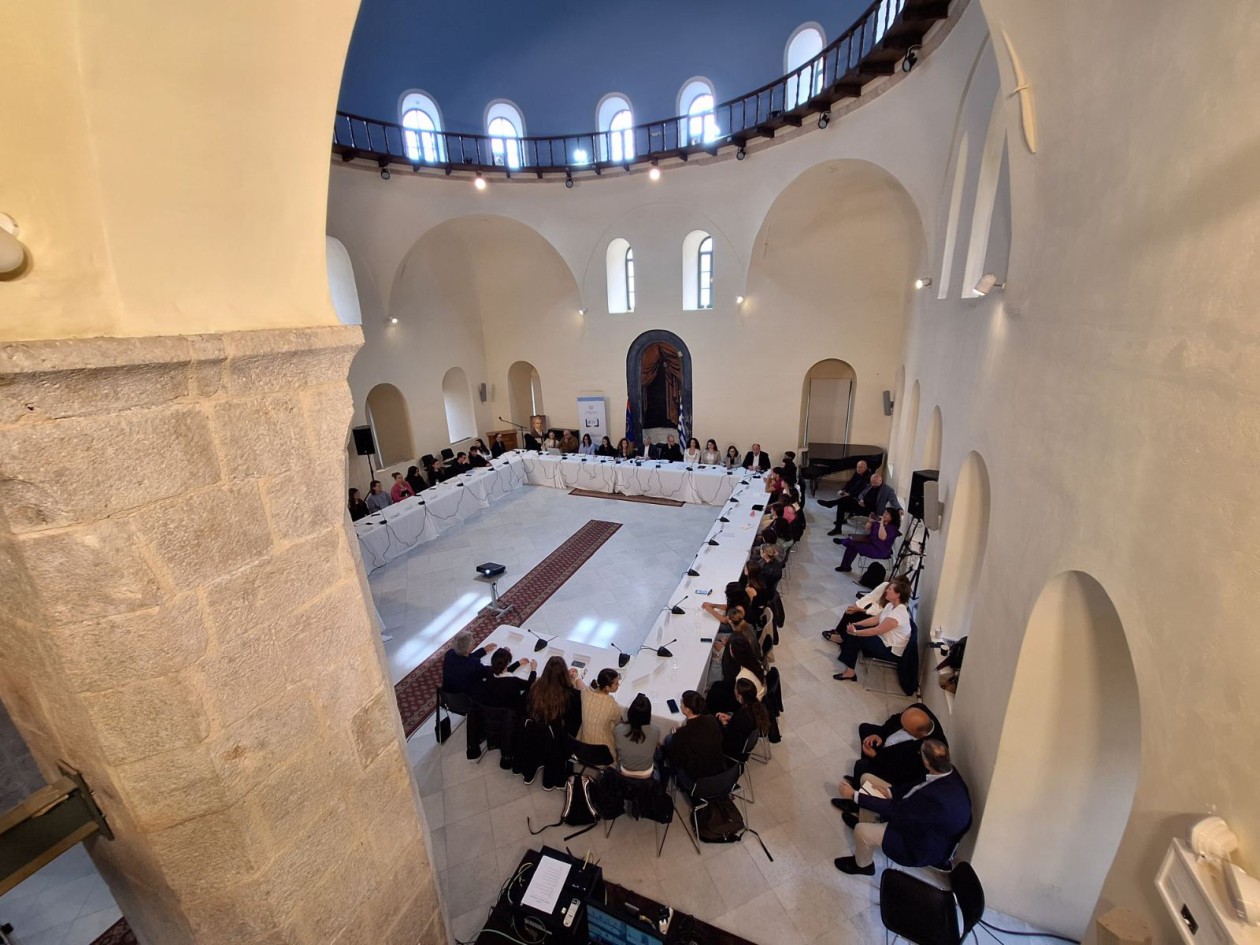 https://cdn.np-media.gr/media/news/2026/10/24/132950/photos/snapshot/perifereiako-simvoulio-neon-10-2026-5.jpg