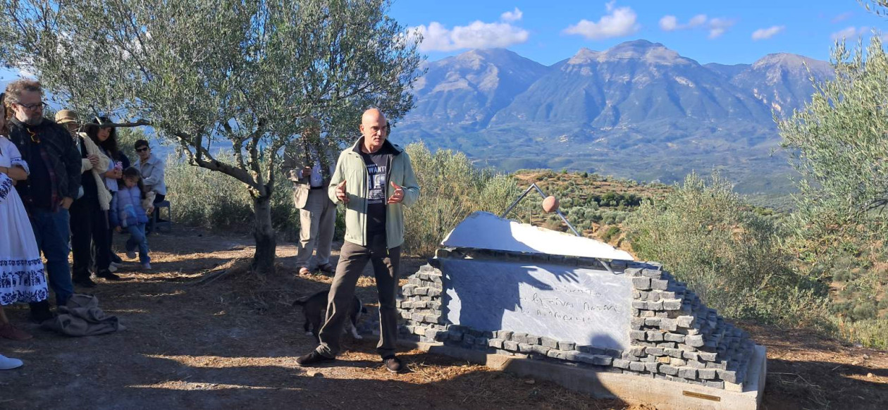 https://cdn.np-media.gr/media/news/2026/10/24/132953/photos/snapshot/apokalyptiria-tou-mnimeiou-manoysou-manousaki-sti-sellasia-5.jpg