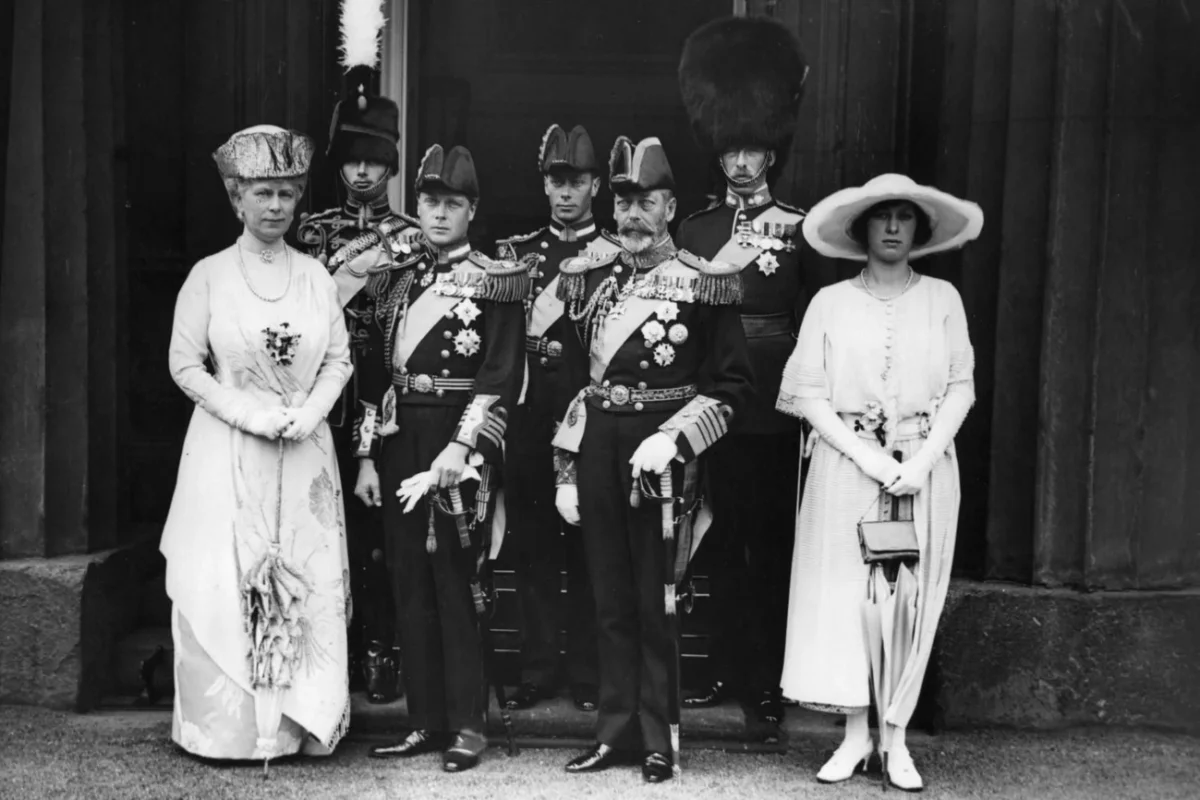 Η βρετανική βασιλική οικογένεια το 1922, έναν χρόνο πριν από τη γέννηση του Τζορτζ Λάσελς