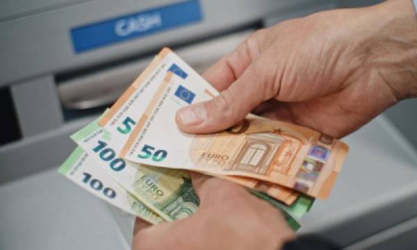 ΟΠΕΚΑ: Πληρώνονται σήμερα τα επιδόματα – Πότε θα δουν τα χρήματα οι δικαιούχοι